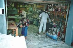 Blick in die Garage von Jürgen Burger, wo die meisten Pontons entstanden.